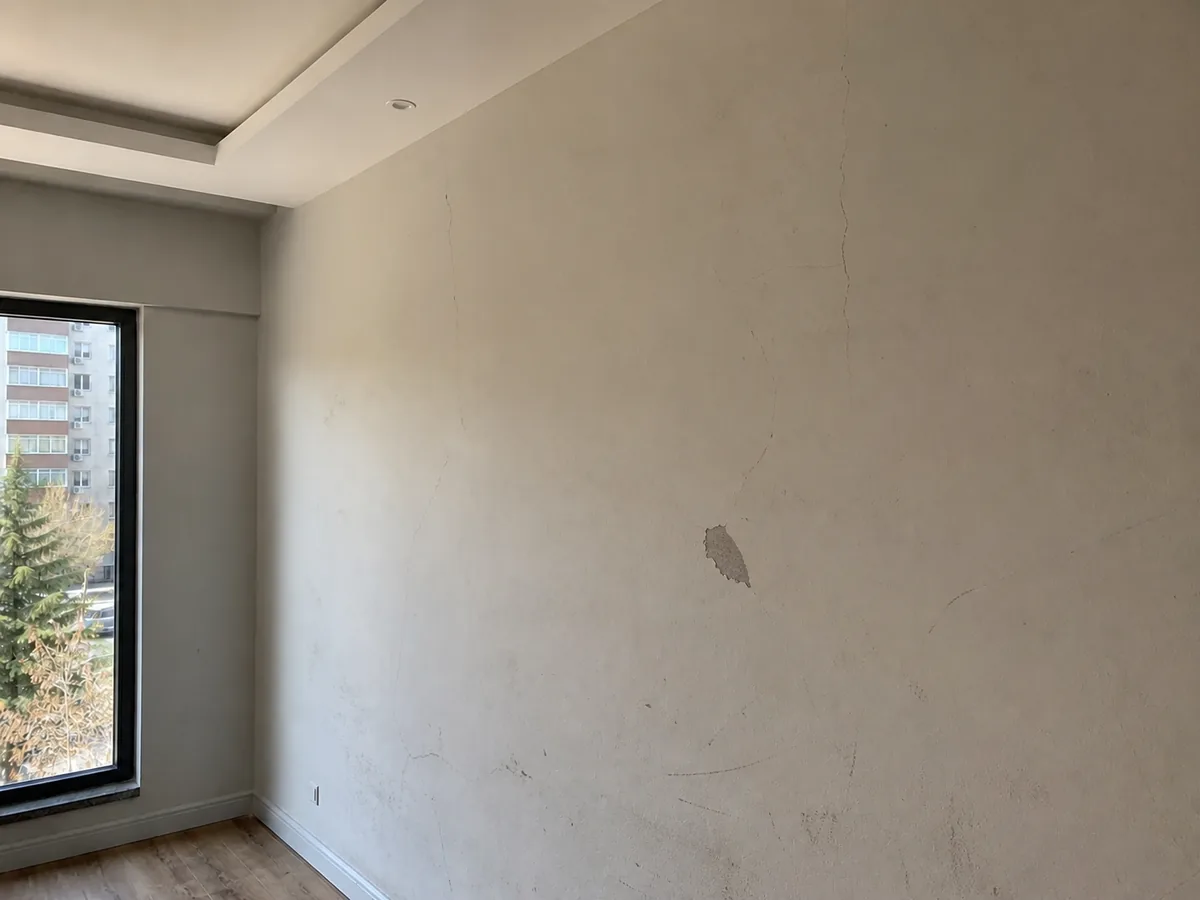 Çatlak ve hasarlı duvarın onarım öncesi görünümü