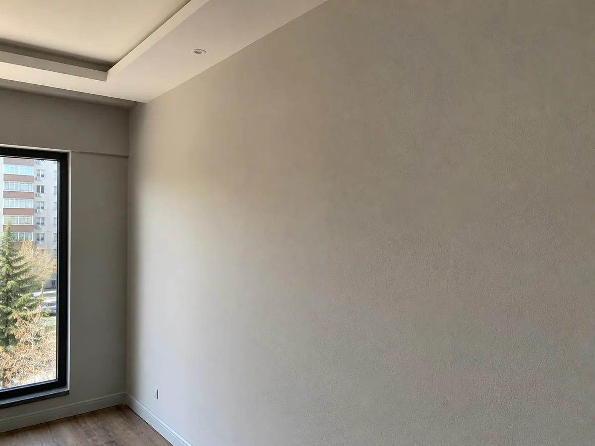 Duvarın onarım ve boya sonrası pürüzsüz görünümü